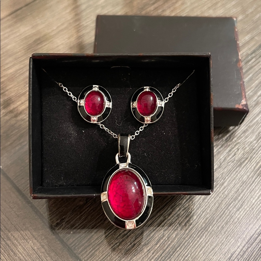 2012 Avon East End Gift Set - Red Necklace & Earrings - Picture 2 of 16